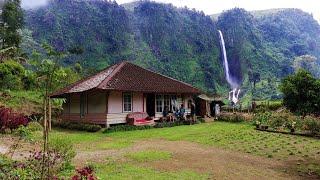 Sangat Langka., Kampung Di Bawah Curug Di Lereng Bukit Di Dekat Hutan, Hanya Ada Dua Rumah.