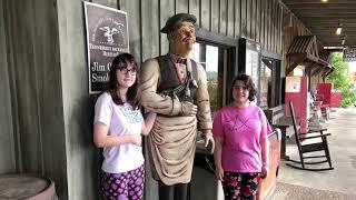 Lunchtime at Jim Oliver’s Smokehouse in the Smoky Mountains