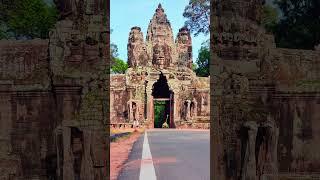 Raiding the Victory Gate of Angkor Thom !