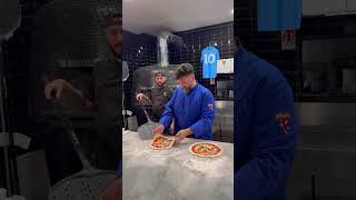 La vera pizza di Napoli. Sapete come si chiama servita così? #vincenzocapuano #pizza #food