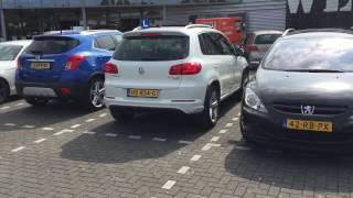 ACHTERUIT INPARKEREN IN EEN PARKEERVAK!