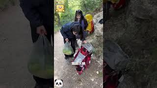 當徒步30公里後，筋疲力盡的你，看到隊友從包裏掏出了13斤的西瓜……網友：誰懂這一口瓜的含金量（來源：我的麥很炸嗎）#shorts #china #DynamicChina