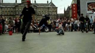 Esibizione bboy in piazza Dam ad Amsterdam