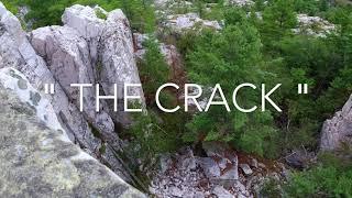 POPULAR HIKING TRAIL IN ONTARIO : "THE CRACK" IN KILLARNEY