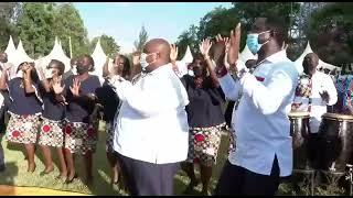 PRESIDENT UHURU KENYATTA SINGS WITH SAFARI VOICES INTL