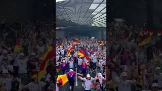 Deutsche Fans laufen und singen in Stuttgart 