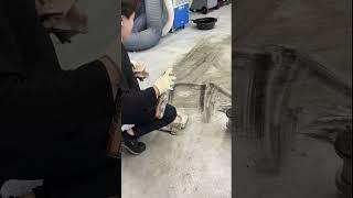 정비소 청소하는 정비제이