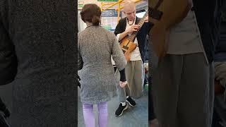 Играю Баха, уворачиваюсь от продавцов #guitar #music #streetartmusic #гитарист #youtube