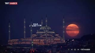 İstanbul Büyük Çamlıca Camii’nin arkasından dolunay