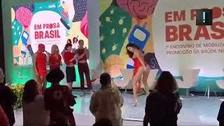 Mulher rebolando em evento promovido pelo Ministério da Saúde