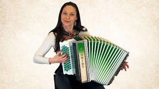 Claudia Hinker spielt "Hey Slavko, spiel uns eins" auf ihrer Steirischen Harmonika