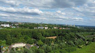 Drohnenflug mit Blick auf die Dortmunder Skyline