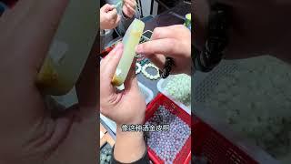 新疆和田玉籽料加工成品过程中为什么要留个皮像个缺口一样 潘潘老师告诉你新疆和田玉籽料加工成品过程中为什么要留皮，很多粉丝不理解为什么籽料手镯手串上边有个平面好像少了一块像个却口。玉石魅力 玉文化