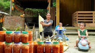 Ms. Duong and her children harvested bamboo shoots to sell - making chili bamboo shoots to preserve