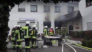 Feuerwehr rettet vier Personen aus brennendem Hotel in Hofheim-Wallau