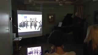 Ашуг Худаят играет на народном инструменте сазе