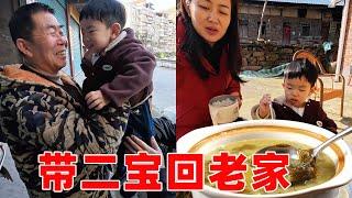 爷爷想大孙子了？夫妻俩带二宝回老家看望，准备了桌子美食边吃边聊真幸福