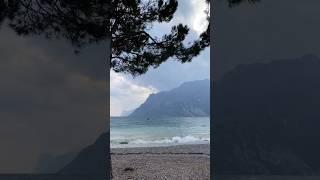 توی ۴۵ ثانیه بریم دور تا دور دریاچه‌ی گاردای ایتالیا رو بگردیم. | Lake Garda