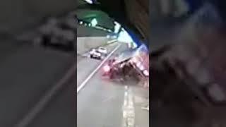 小车隧道内变更车道，影响正常行驶货车