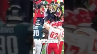 Travis Kelce tried to push this Eagles player! #shorts #nfl #eagles #traviskelce