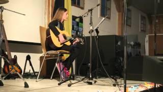 Elin an der Gitarre und am Gesang