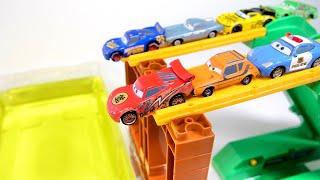 『トミカ』カーズのミニカーがトミカシステムの坂を使って高い所から黄色い水にジャンプ！Tomica Cars miniature cars go into the water.