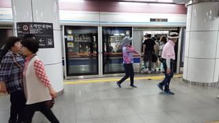 Seoul Subway line 4 departing Hoehyeon