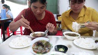 Grilled minced meat mixed with rice noodles | Horror asian cuisine