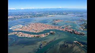 I destini opposti della Giudecca e del Lido – Venezia dal cielo