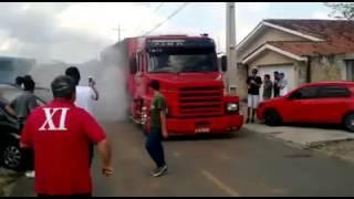 Scania 113h fritando pneu no asfalto