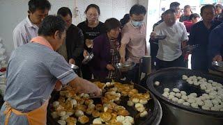 Brother Shandong has been selling snacks for 30 years, and he wants to eat it all by grabbing. 