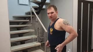 Деревянные ступени лестницы на метало - каркасе .