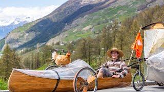 Félix and his hen travel in amphibian velomobile without money and motor