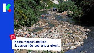 plastic afval opruimen in de vuilste rivier ter wereld