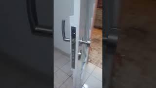 puerta metálica con mampara y cerradura de embutir TRAVEX 