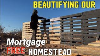 USING PALLETS TO MAKE A BEAUTIFUL FENCE! SAVE MONEY AND DIY!