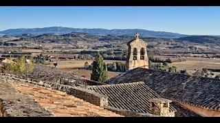 Joucas,  village perché du Luberon, également nommé village  des sculptures  .Meilleurs Voeux 2025 !