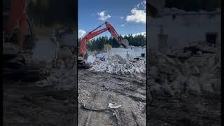 Снос здания экскаватором #демонтаж #снос #демонтаждома #демонтажцена #демонтажзданий