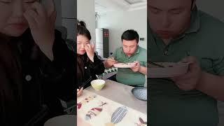 小样，还治不了你！#东北欠登哥 #夫妻搞笑吃播 #搞笑吃播