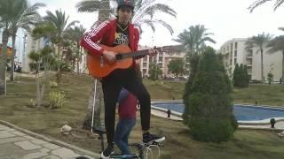 haw to stand up on the bike with  gitar