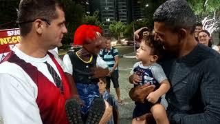 Luizinho tentando conversar com a criança