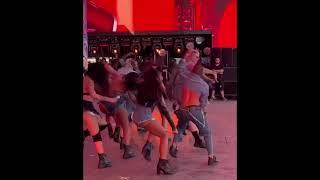 Bailarinos de Anitta gritam "Fora Bolsonaro" no festival Coachella, nos EUA