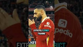 Why does Salah hold the trophy as if it were trash He has made three huge sacrifices for it  ！