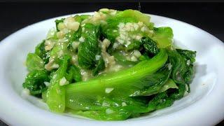 Stir-frying lettuce seems simple, but many people do it wrong at the first step.