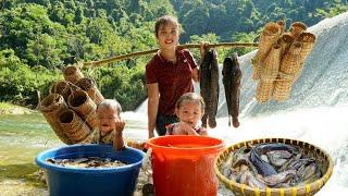 How to catch fish, trap fish, traditionally bring it to the market to sell with your baby