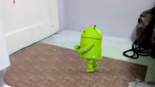 Dans eden yeşil robot