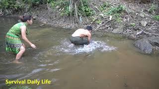 Primitive Daily Life - Primitive Couple Survival Skills in the forest - how to bushcraft