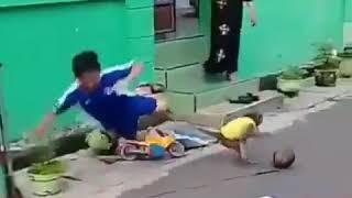 VIRAL topeng monyet ini nabrak anak kecil