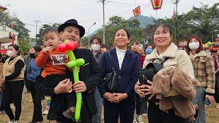 Xabi's mother gives gifts and has fun on the spring trip with Ly Tu Tay