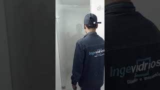 DIVISIONES DE BAÑO EN VIDRIO TEMPLADO EN BOGOTA SISTEMA BATIENTE PUERTA- INGEVIDRIOS-3102300392